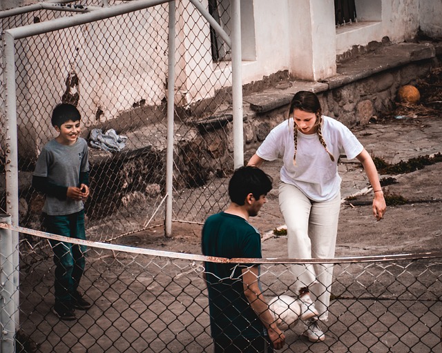 詹姆斯42000分里程碑夜破咒！三巨头85分掀翻灰熊，西部第四稳了.